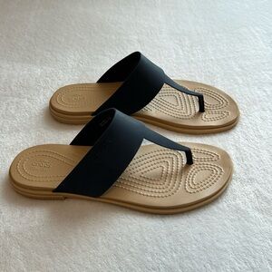 Crocs woman’s tulum flip flops.
